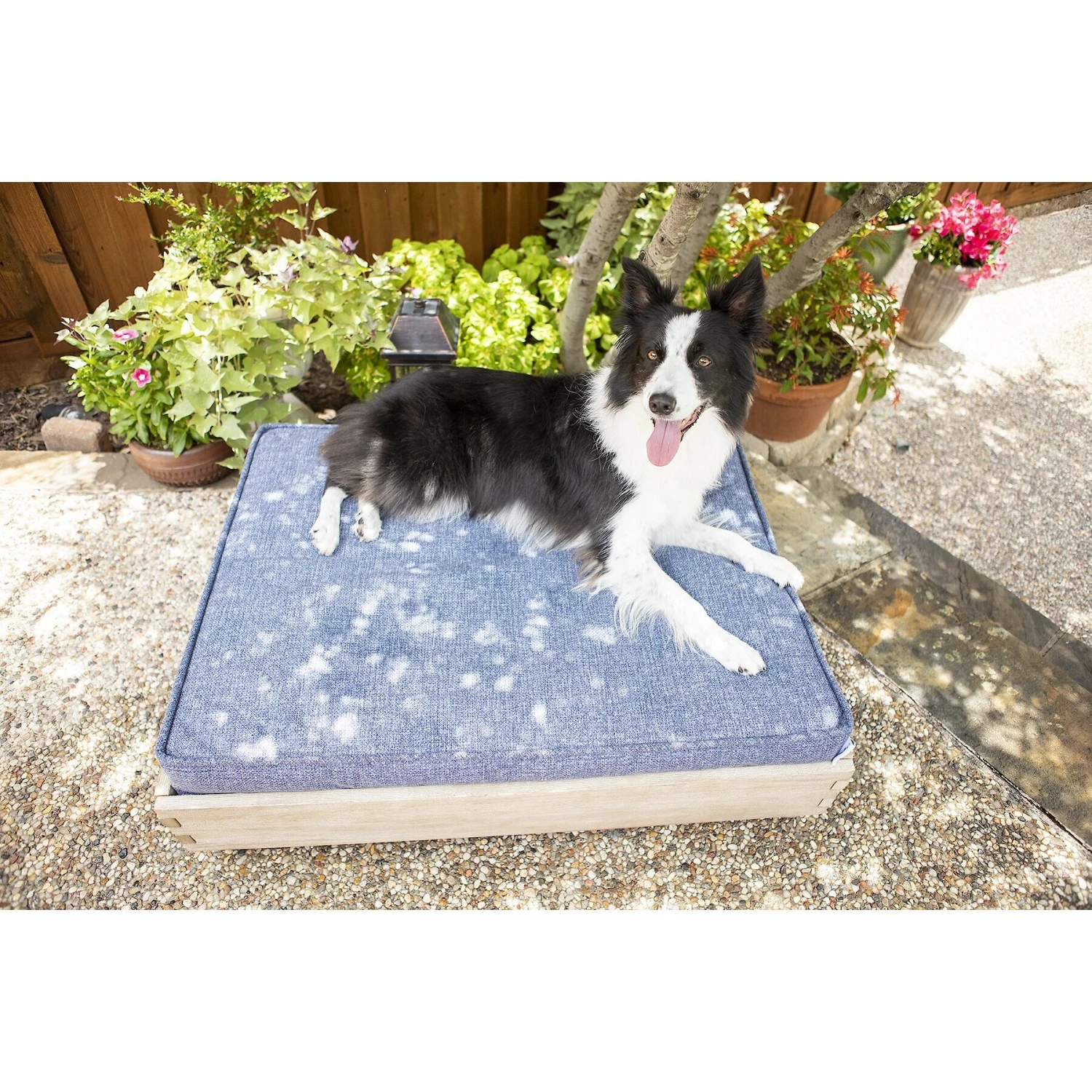 La-Z-Boy Bailey Indoor/Outdoor Sofa Dog Bed 5 La-Z-Boy Bailey Indoor/Outdoor Sofa Dog Bed - Image 3